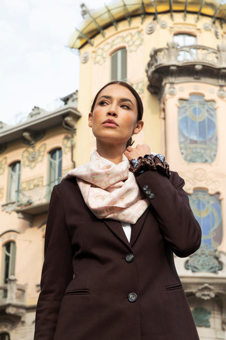 Modella che indossa la sciarpa rosa con logo em
