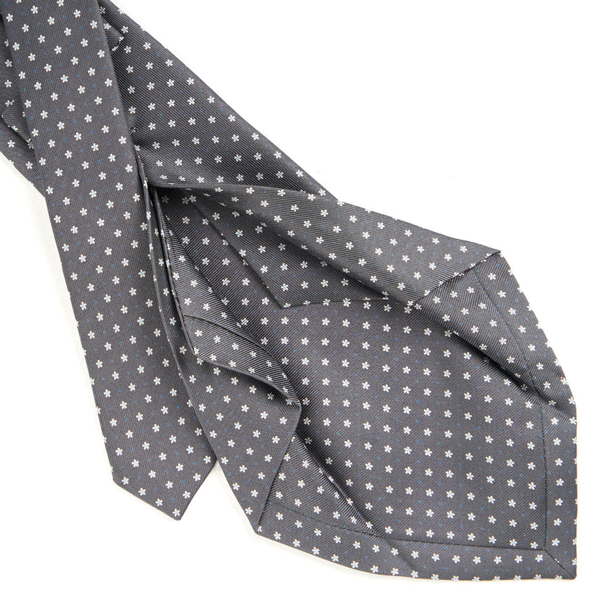dark_grey_5_fold_sartorial_silk_tie_small_flower_pattern_detail_of_the_back_pleats