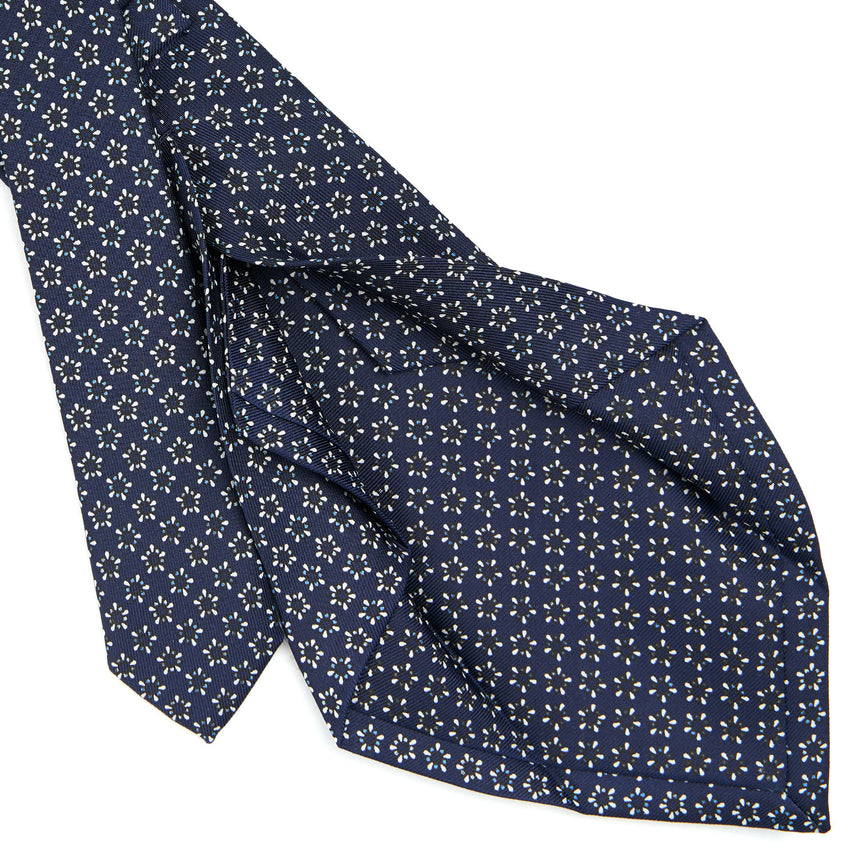 dark_blue_5_fold_sartorial_silk_tie_small_flower_pattern_detail_of_the_back_pleats