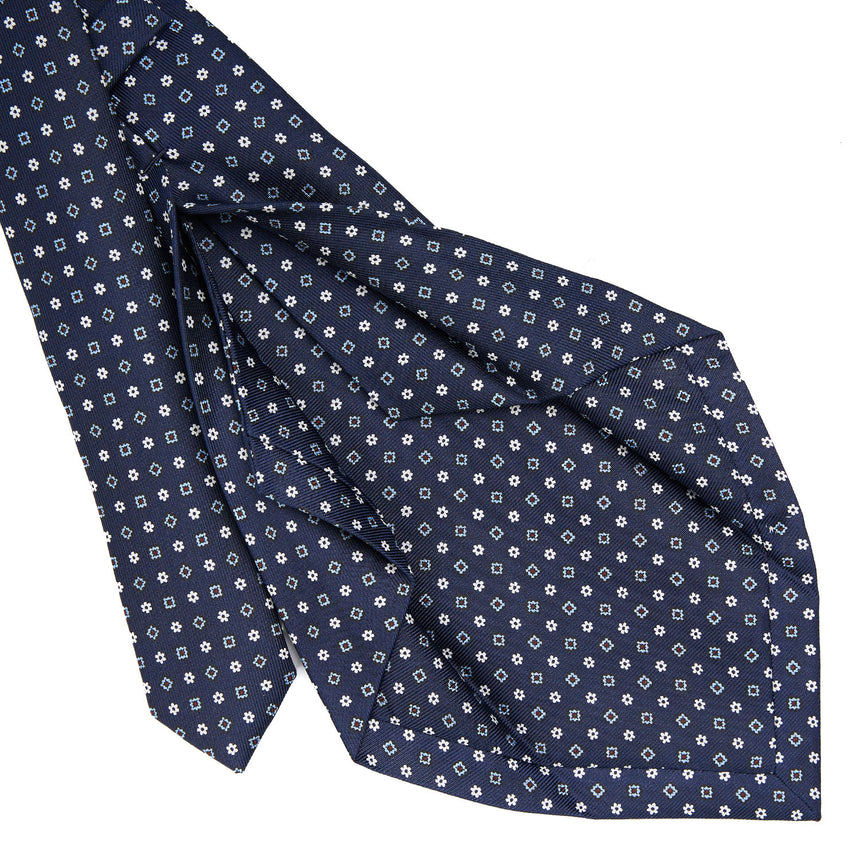 dark_blue_5_fold_sartorial_silk_tie_small_flower_pattern_detail_of_the_back_pleats