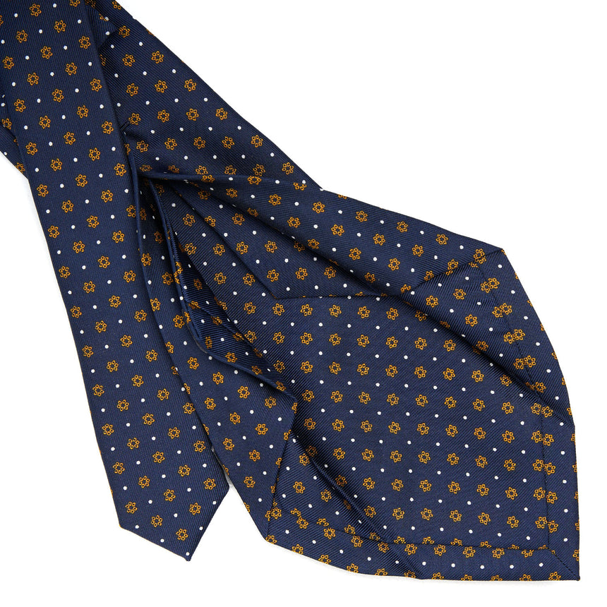 dark_blue_5_fold_sartorial_silk_tie_small_flower_pattern_detail_of_the_back_pleats