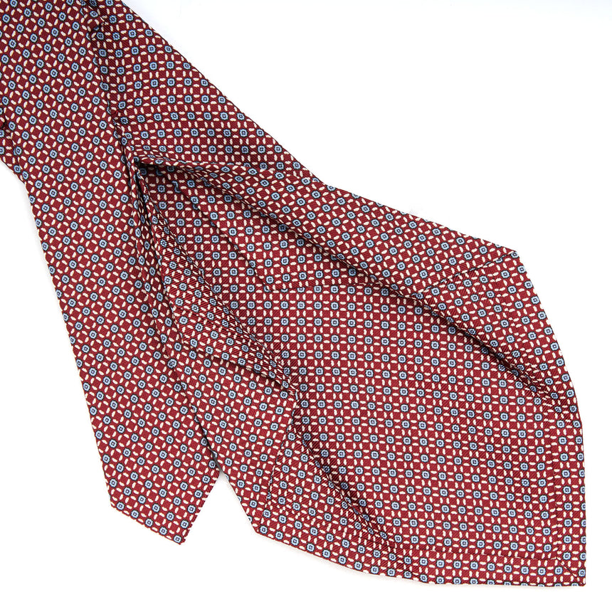 burgundy_5_fold_sartorial_silk_tie_small_flower_pattern_detail_of_the_back_pleats