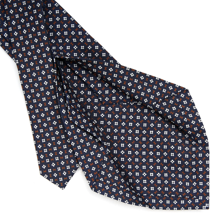 dark_blue_5_fold_sartorial_silk_tie_small_flower_pattern_detail_of_the_back_pleats