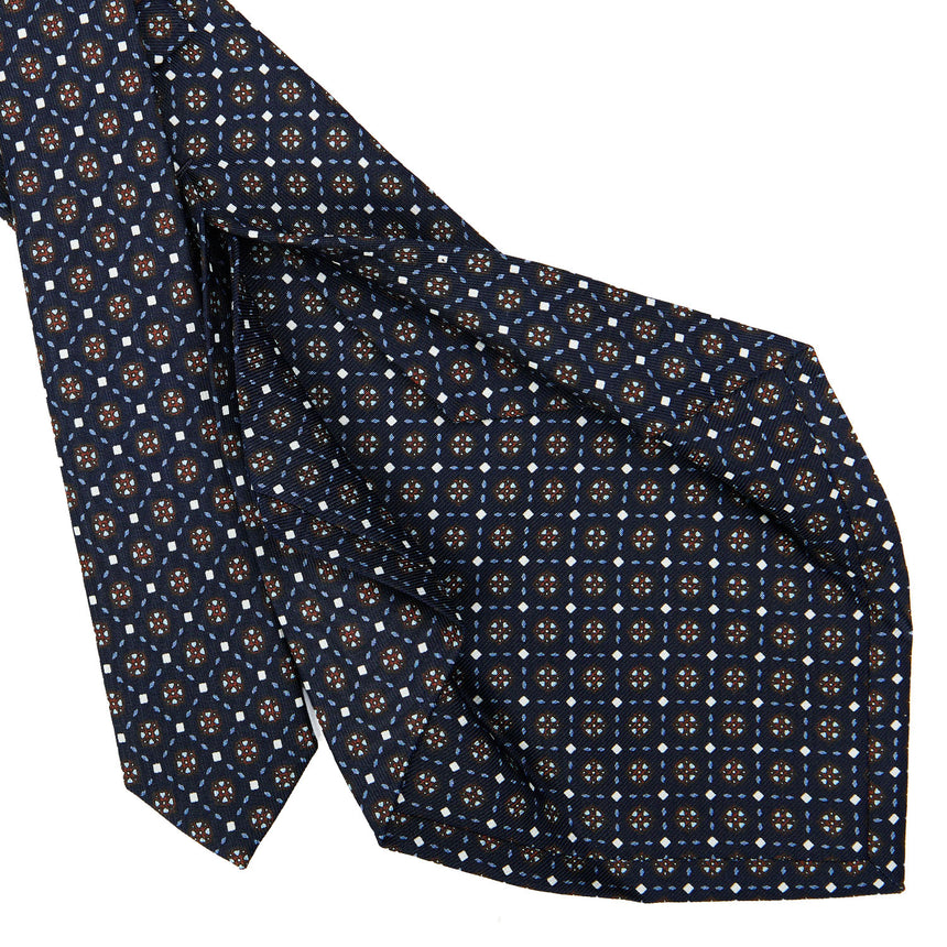 dark_blue_5_fold_sartorial_silk_tie_small_flower_pattern_detail_of_the_back_pleats