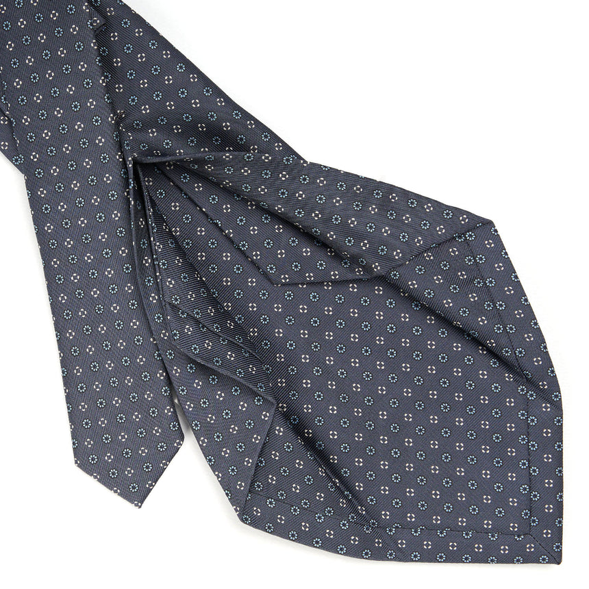 dark_grey_5_fold_sartorial_silk_tie_small_flower_pattern_detail_of_the_back_pleats