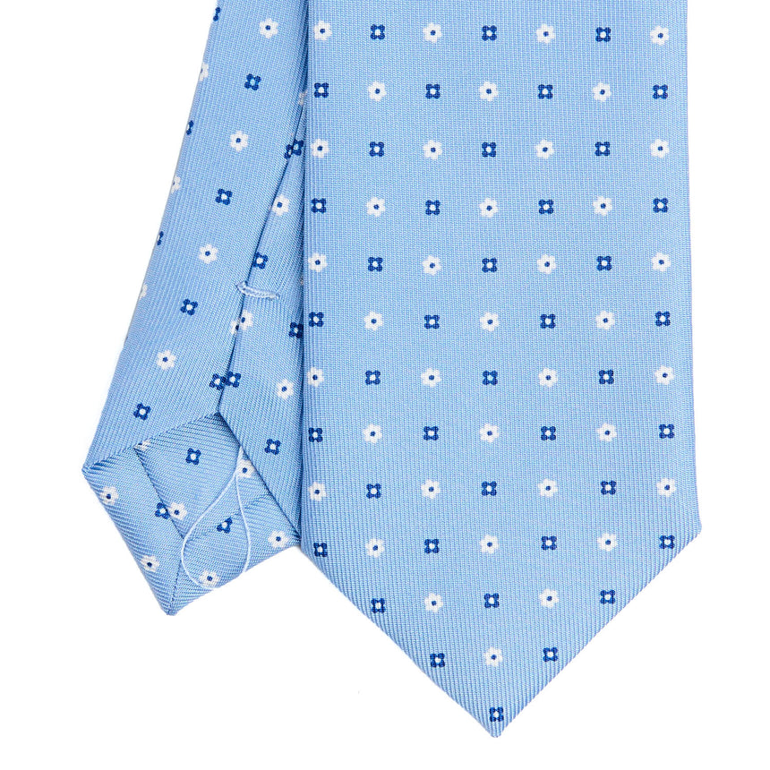 light_blue_sartorial_7_cm_silk_tie_small_flower_pattern_tip_detail