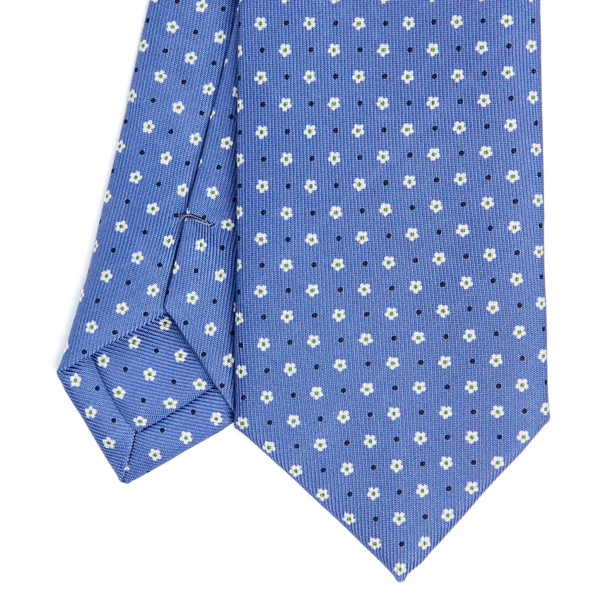 powder_blue_sartorial_7_cm_silk_tie_small_flower_pattern_tip_detail