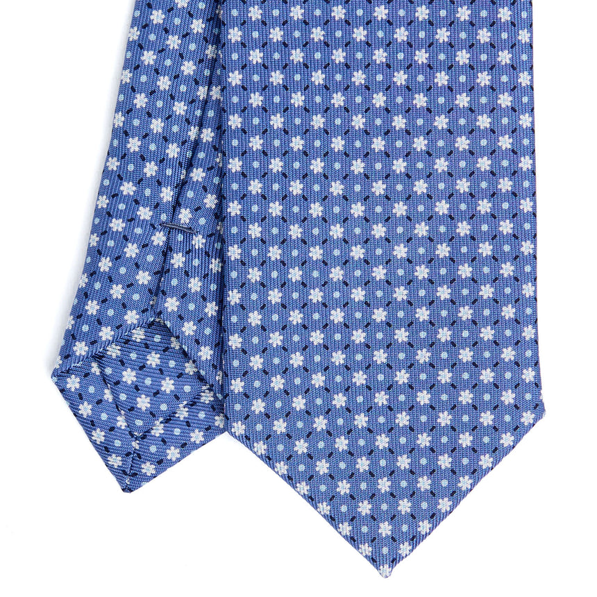powder_blue_sartorial_7_cm_silk_tie_small_flower_pattern_tip_detail
