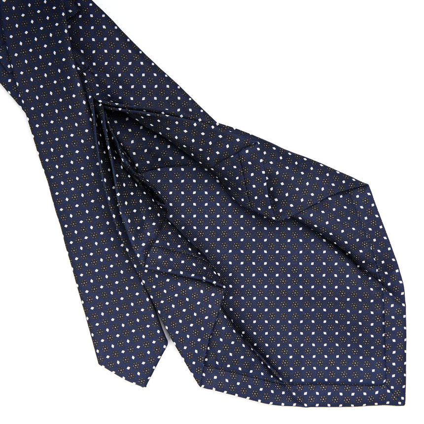 dark_blue_7_fold_sartorial_silk_tie_small_flower_pattern_detail_of_the_back_pleats