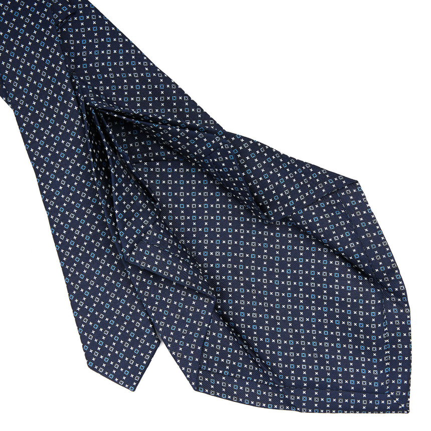 dark_blue_7_fold_sartorial_silk_tie_small_flower_pattern_detail_of_the_back_pleats