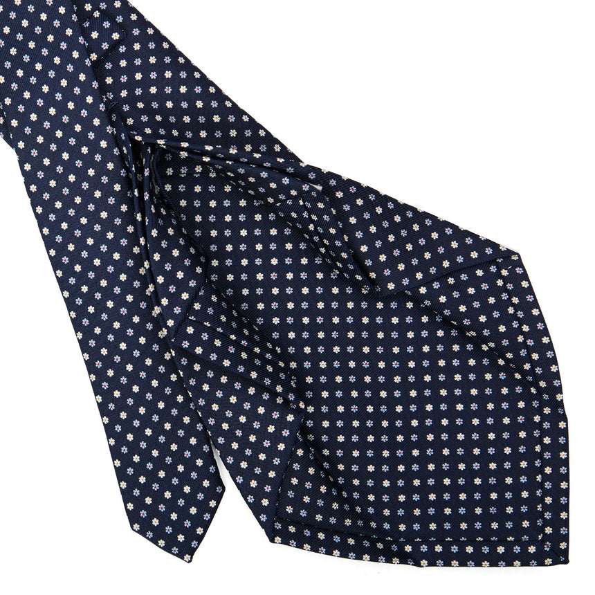 dark_blue_7_fold_sartorial_silk_tie_small_flower_pattern_detail_of_the_back_pleats