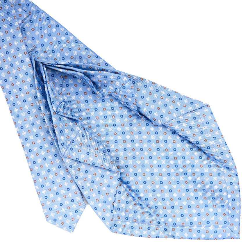light_blue_9_fold_sartorial_silk_tie_small_flower_pattern_detail_of_the_back_pleats