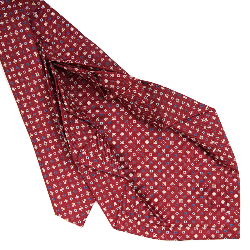 burgundy_9_fold_sartorial_silk_tie_small_flower_pattern_detail_of_the_back_pleats