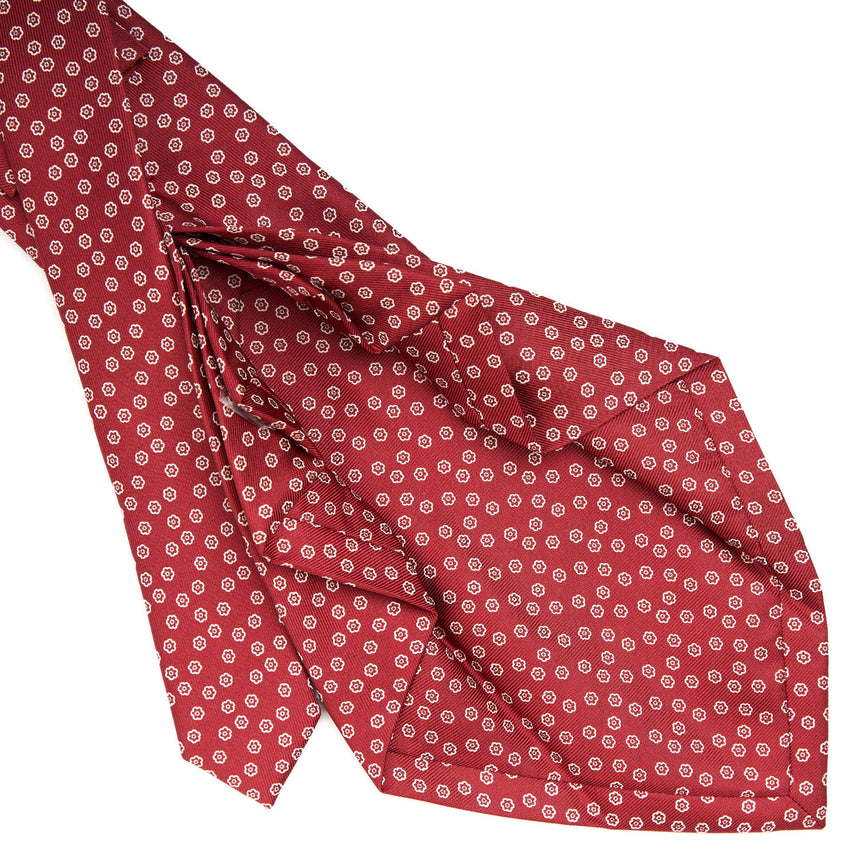 burgundy_9_fold_sartorial_silk_tie_small_flower_pattern_detail_of_the_back_pleats