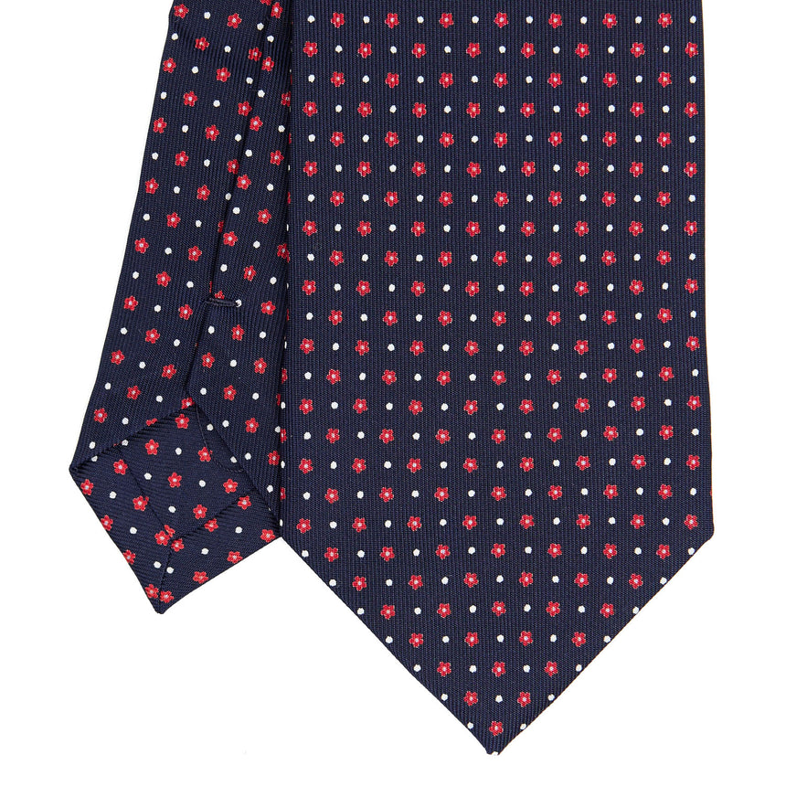 dark_blue_extra_long_sartorial_silk_tie_small_flower_pattern_detail_of_the_back_pleats