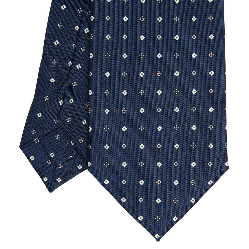 dark_blue_extra_long_sartorial_silk_tie_small_flower_pattern_detail_of_the_back_pleats