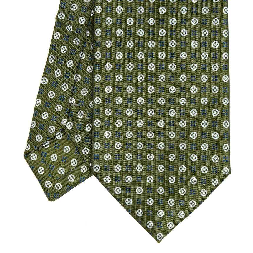 olive_green_extra_long_sartorial_silk_tie_small_flower_pattern_detail_of_the_back_pleats