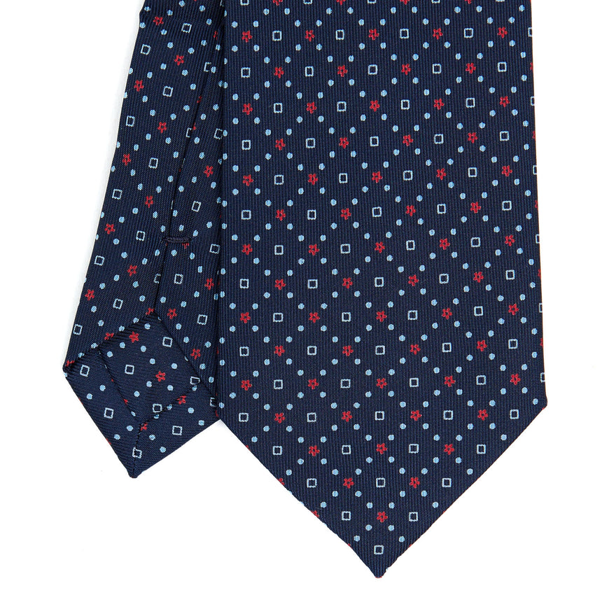 dark_blue_extra_long_sartorial_silk_tie_small_flower_pattern_detail_of_the_back_pleats