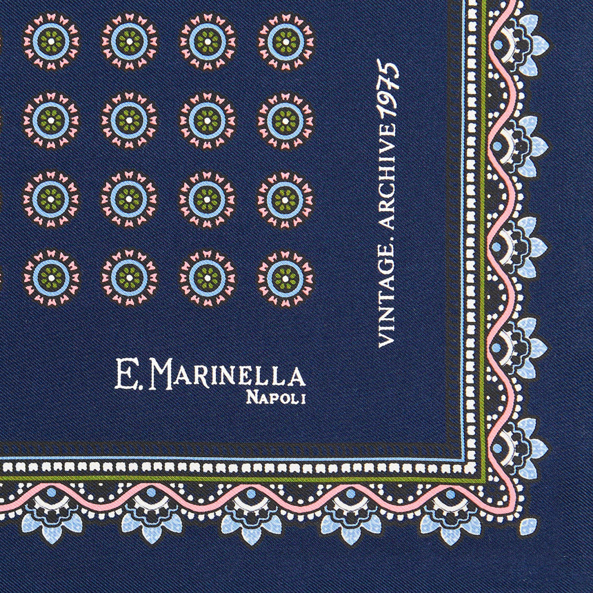 dark_blue_hand_printed_silk_pocket_square_archivio_pattern_1975_logo_detail_with_hand_rolled_hem