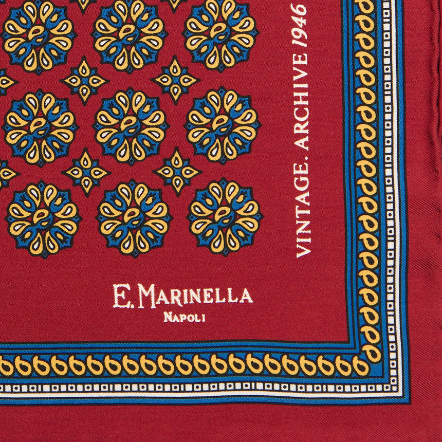 burgundy_hand_printed_silk_pocket_square_archivio_pattern_1946_logo_detail_with_hand_rolled_hem