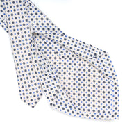white_5_fold_sartorial_silk_tie_small_flower_pattern_detail_of_the_back_pleats