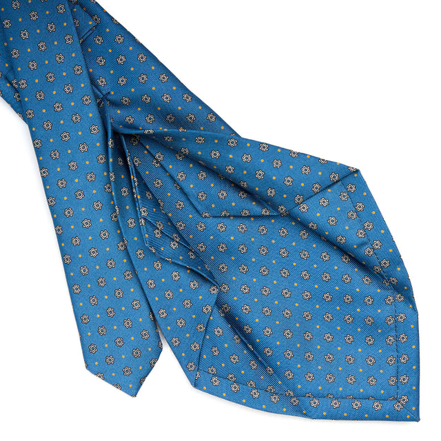 mid_blue_5_fold_sartorial_silk_tie_small_flower_pattern_detail_of_the_back_pleats