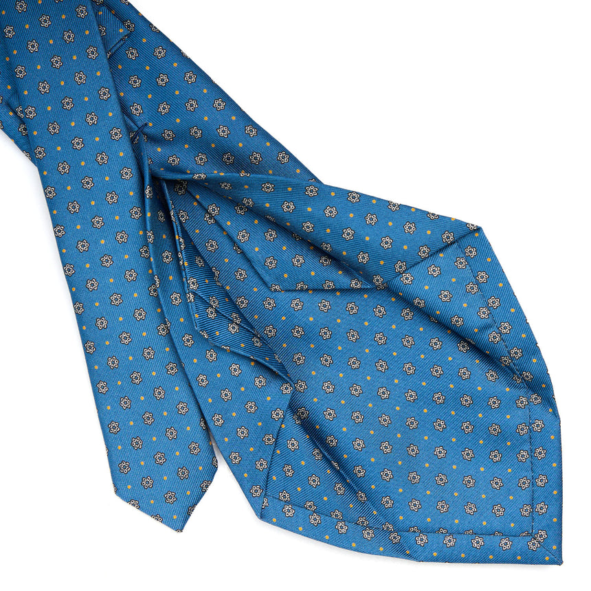 mid_blue_5_fold_sartorial_silk_tie_small_flower_pattern_detail_of_the_back_pleats