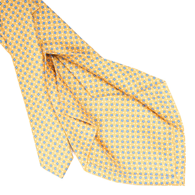 yellow_5_fold_sartorial_silk_tie_small_flower_pattern_detail_of_the_back_pleats
