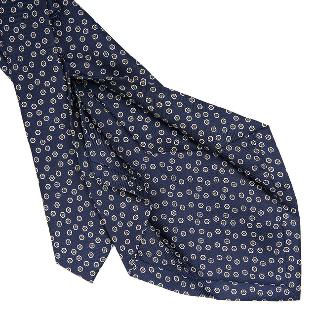 dark_blue_5_fold_sartorial_silk_tie_small_flower_pattern_detail_of_the_back_pleats