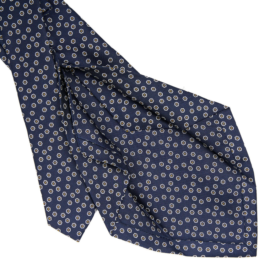 dark_blue_5_fold_sartorial_silk_tie_small_flower_pattern_detail_of_the_back_pleats
