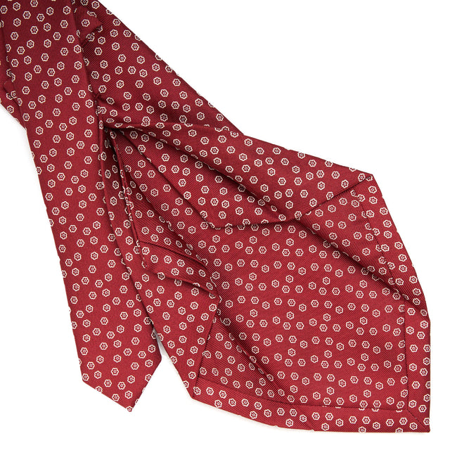 burgundy_5_fold_sartorial_silk_tie_small_flower_pattern_detail_of_the_back_pleats