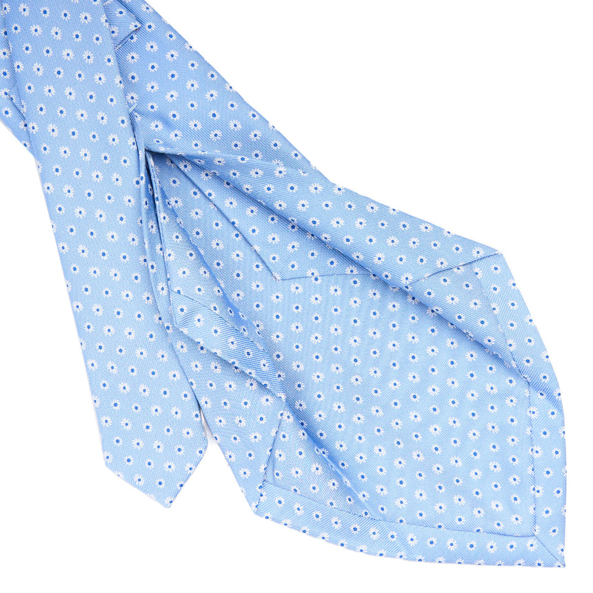 light_blue_5_fold_sartorial_silk_tie_small_flower_pattern_detail_of_the_back_pleats