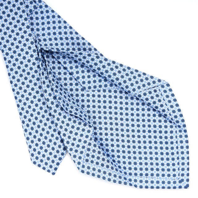 light_blue_5_fold_sartorial_silk_tie_small_flower_pattern_detail_of_the_back_pleats