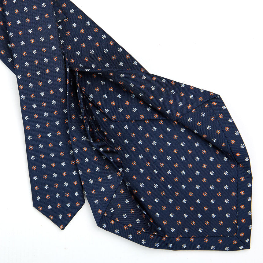 dark_blue_5_fold_sartorial_silk_tie_small_flower_pattern_detail_of_the_back_pleats