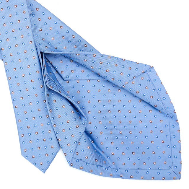 light_blue_5_fold_sartorial_silk_tie_small_flower_pattern_detail_of_the_back_pleats