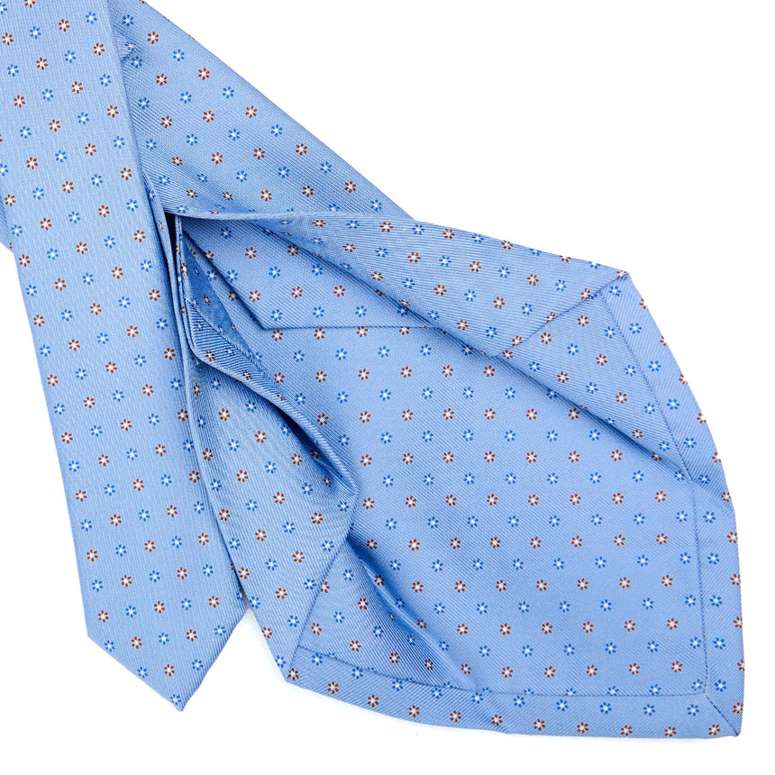 light_blue_5_fold_sartorial_silk_tie_small_flower_pattern_detail_of_the_back_pleats