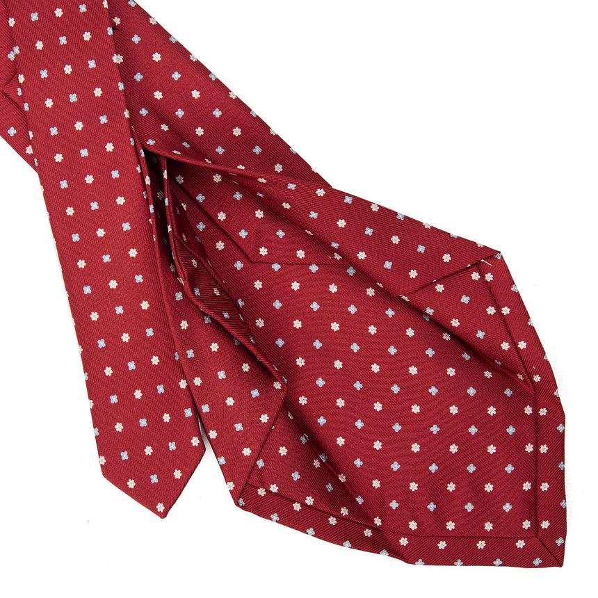 burgundy_5_fold_sartorial_silk_tie_small_flower_pattern_detail_of_the_back_pleats