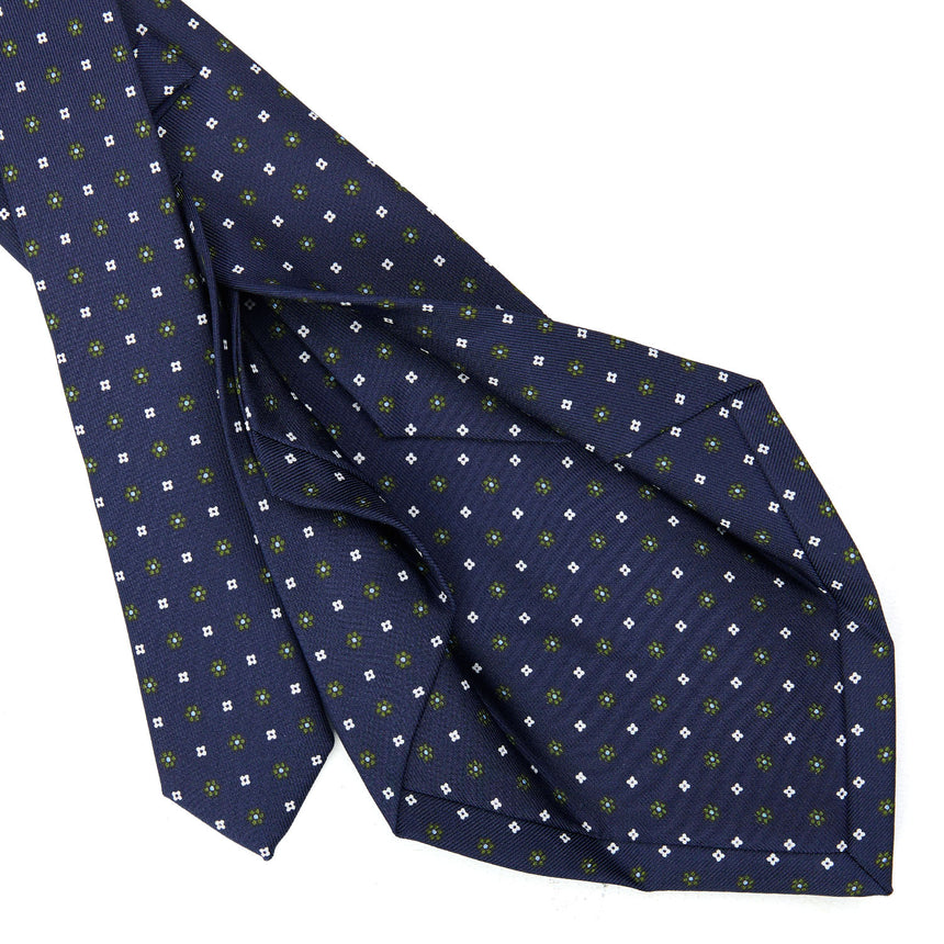 dark_blue_5_fold_sartorial_silk_tie_small_flower_pattern_detail_of_the_back_pleats