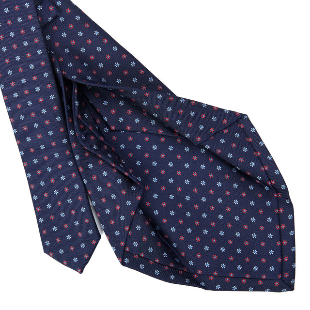 dark_blue_5_fold_sartorial_silk_tie_small_flower_pattern_detail_of_the_back_pleats