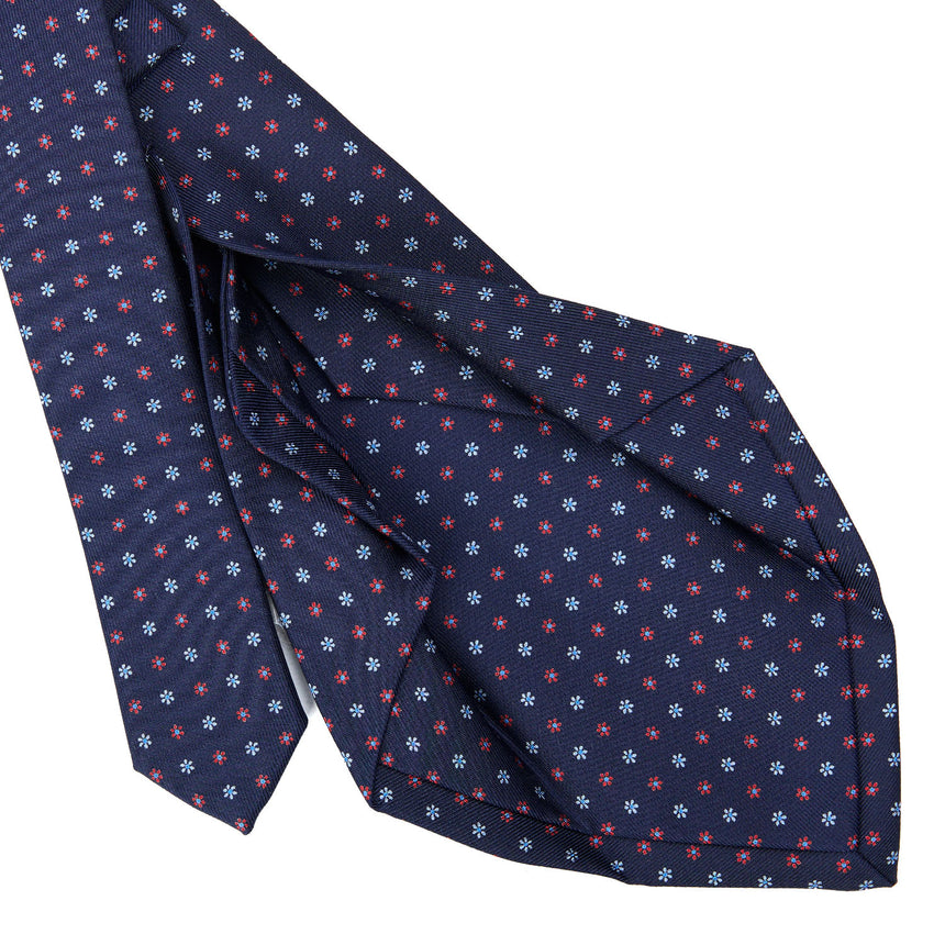 dark_blue_5_fold_sartorial_silk_tie_small_flower_pattern_detail_of_the_back_pleats