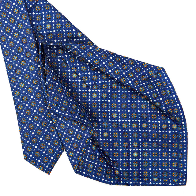 blue_5_fold_sartorial_silk_tie_small_flower_pattern_detail_of_the_back_pleats