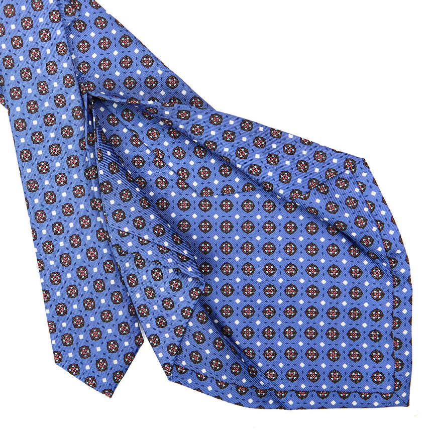 powder_blue_5_fold_sartorial_silk_tie_small_flower_pattern_detail_of_the_back_pleats