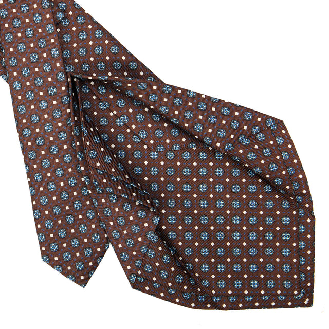 dark_brown_5_fold_sartorial_silk_tie_small_flower_pattern_detail_of_the_back_pleats