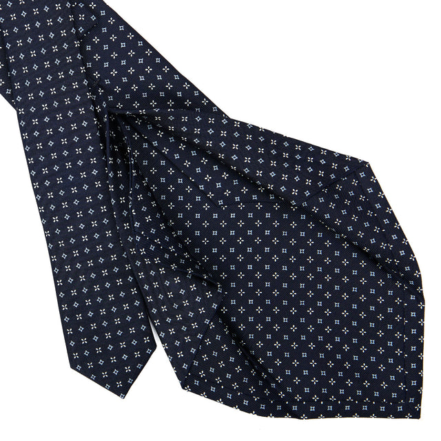 dark_blue_5_fold_sartorial_silk_tie_small_flower_pattern_detail_of_the_back_pleats