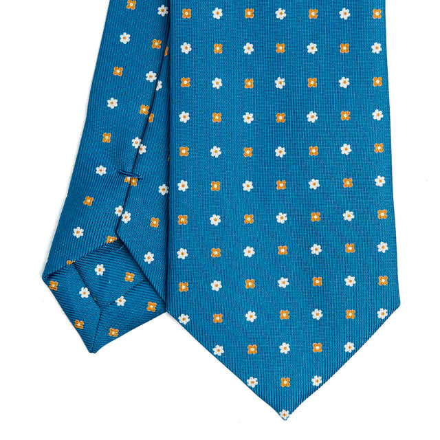 mid_blue_sartorial_7_cm_silk_tie_small_flower_pattern_tip_detail