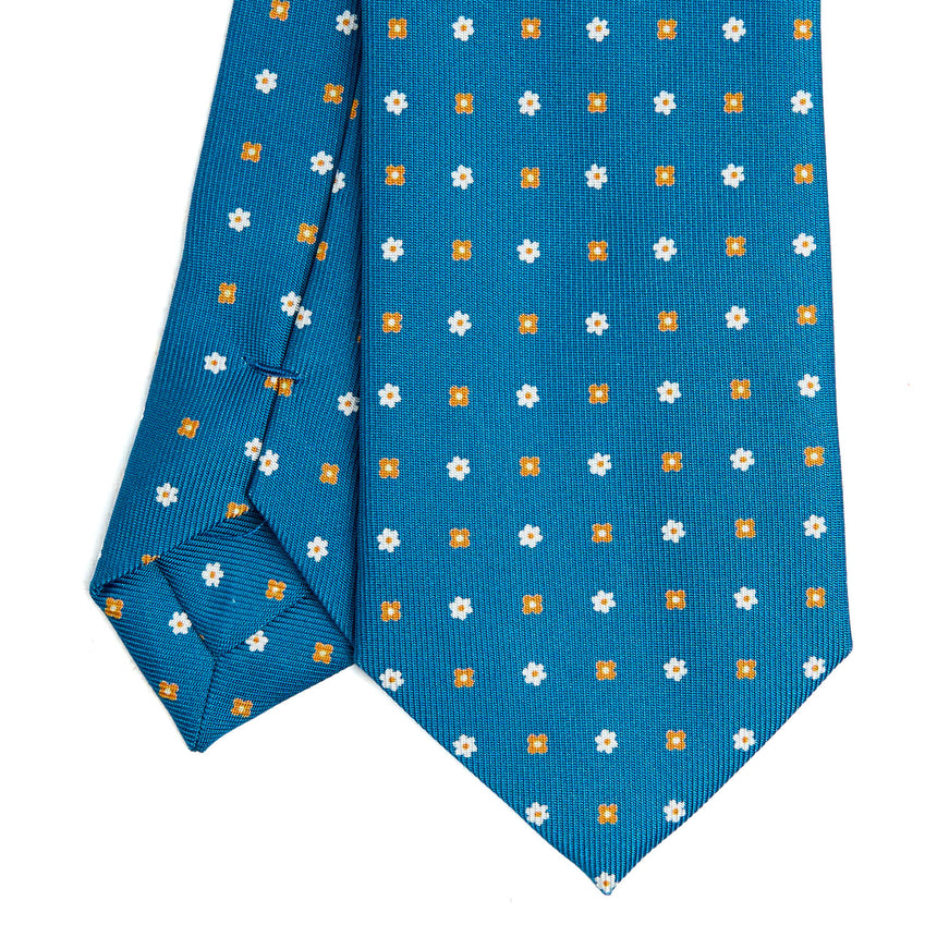 mid_blue_sartorial_7_cm_silk_tie_small_flower_pattern_tip_detail