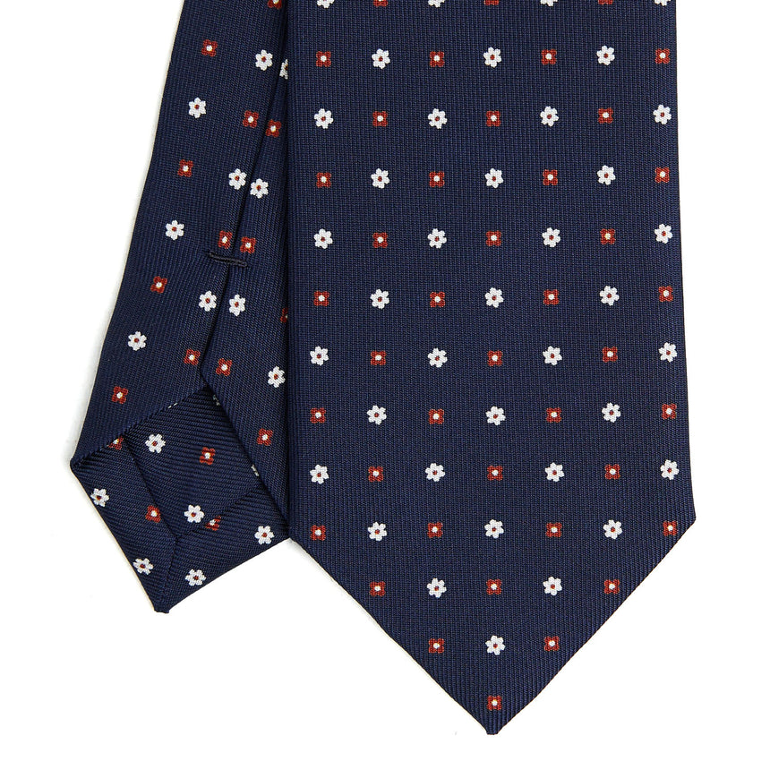 dark_blue_sartorial_7_cm_silk_tie_small_flower_pattern_tip_detail