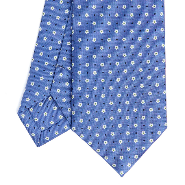 powder_blue_sartorial_7_cm_silk_tie_small_flower_pattern_tip_detail
