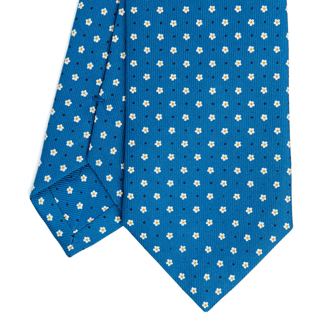 mid_blue_sartorial_7_cm_silk_tie_small_flower_pattern_tip_detail