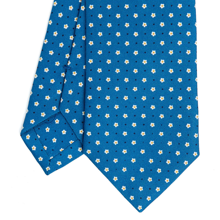 mid_blue_sartorial_7_cm_silk_tie_small_flower_pattern_tip_detail